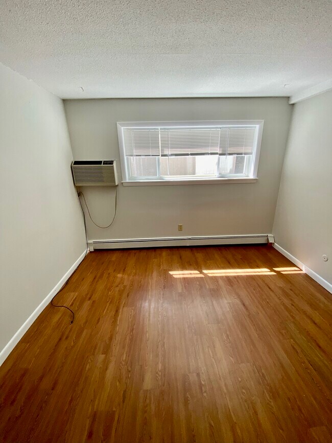 Building Photo - 293 Willard St