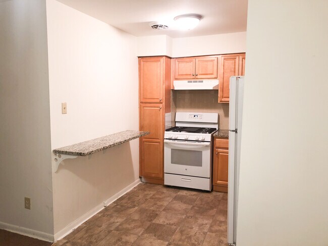 Kitchen - 2725 Cranston Rd