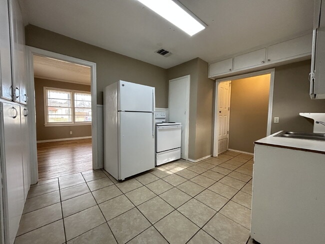 Building Photo - Corner House Located Within Minutes Of Elementary, Park & Medical District!