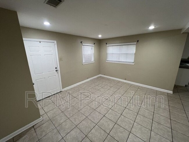 Building Photo - 3280 Crestaire Dr