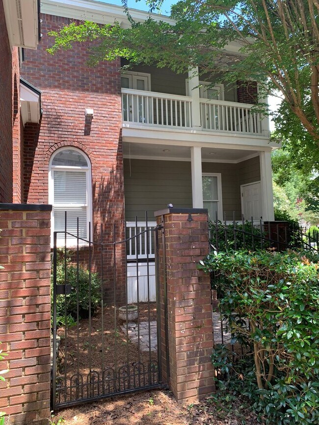 Foto del edificio - Spacious Townhome close to downtown Auburn...
