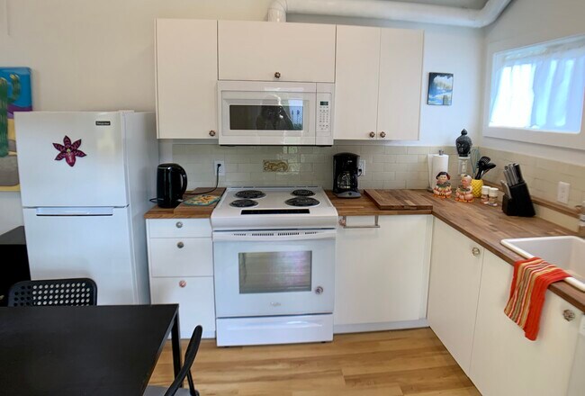 La cocina completa tiene todo lo necesario para cocinar y servir a 4 personas. - 3405 NE 80th Ave