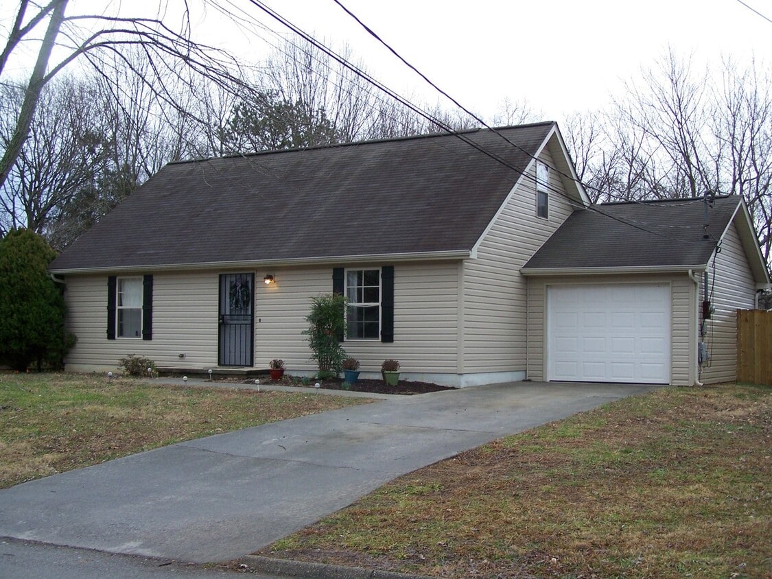 Foto principal - Charming 4-Bedroom Cape Cod Home in Knoxville