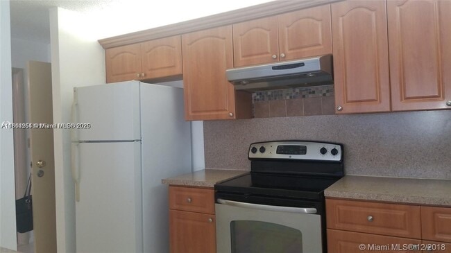 Foto del edificio - 14850 Naranja Lakes Blvd