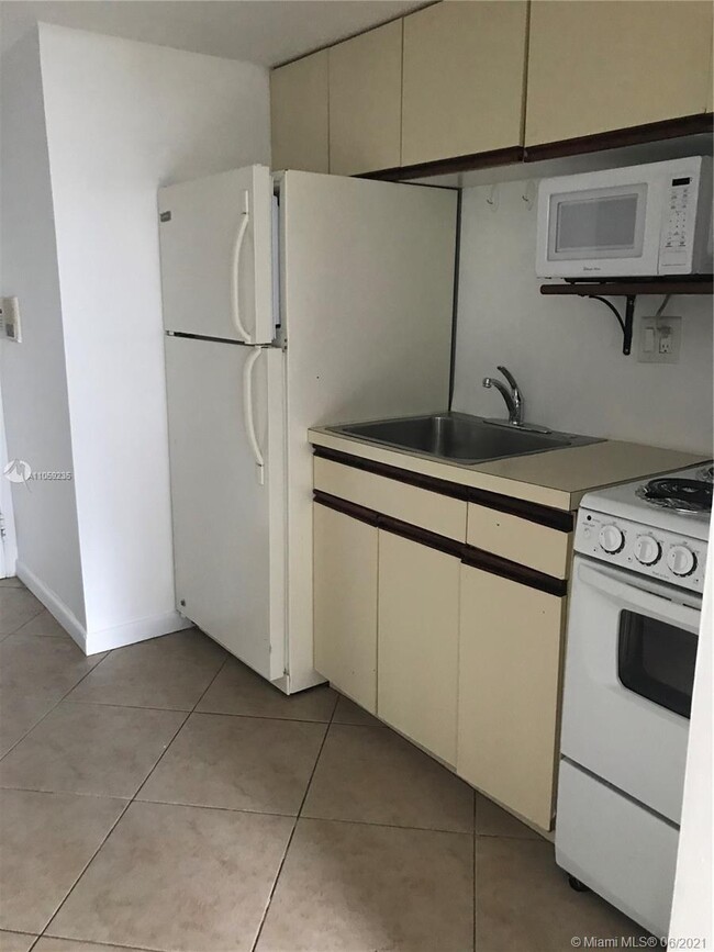 Building Photo - 520 Brickell Key Dr