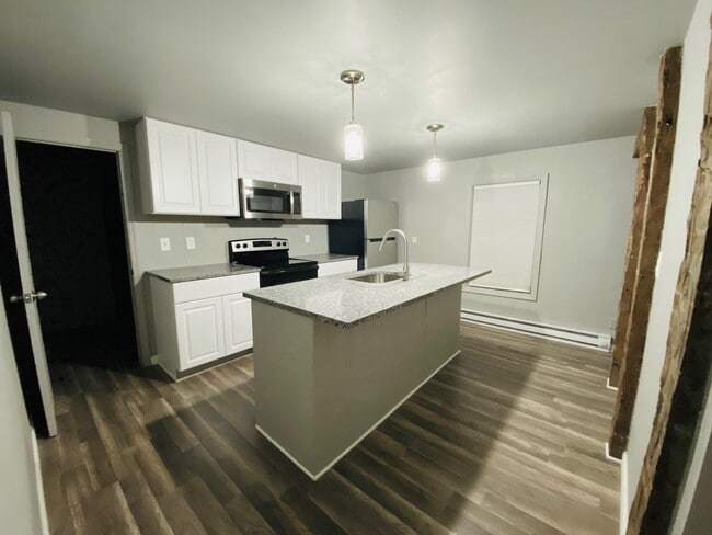 Building Photo - 4 Saratoga Ave