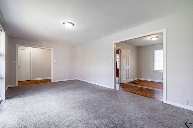 Building Photo - 3 Bedroom, 2 Bath on large half acre lot n...