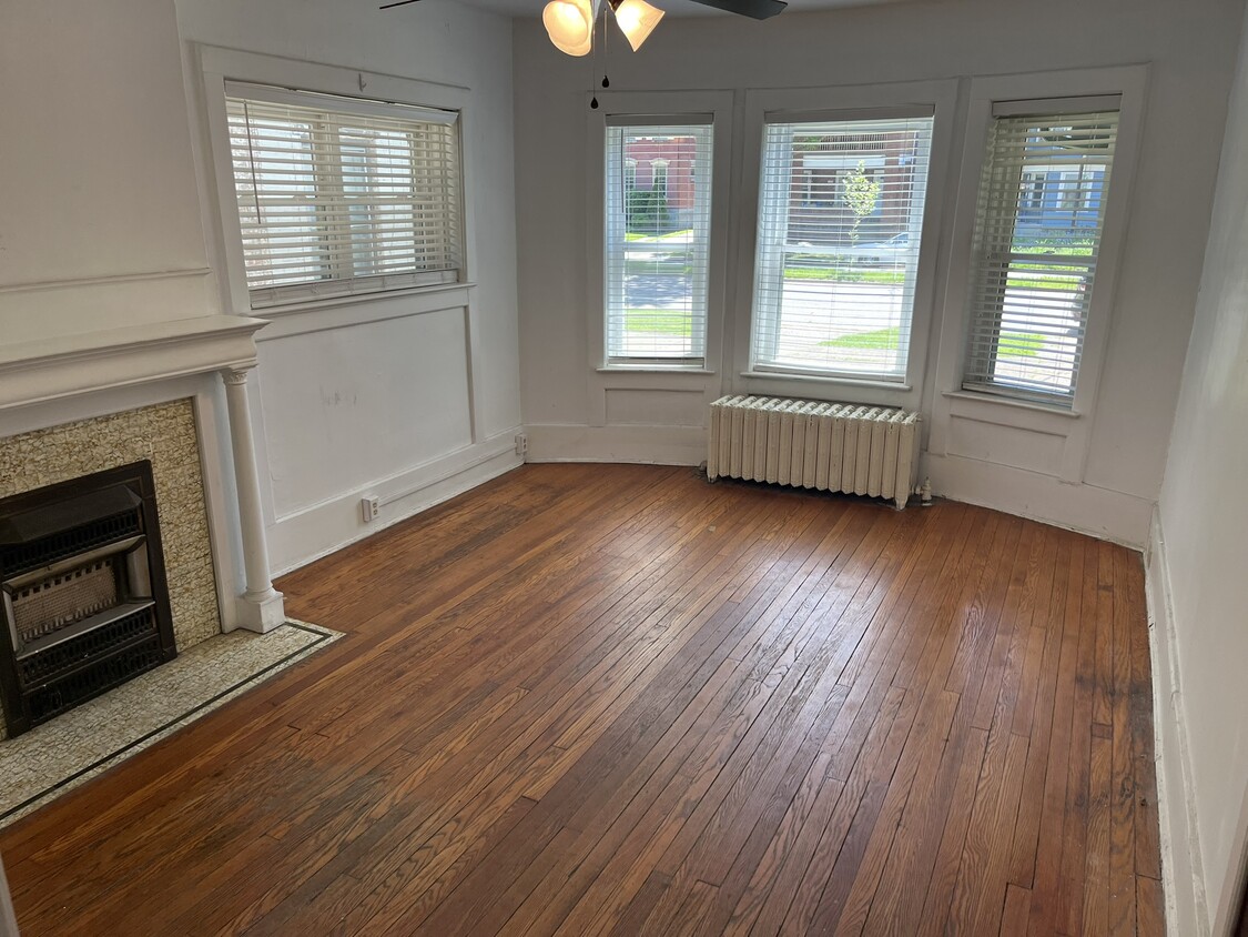 Family Room - 416 W 10th St