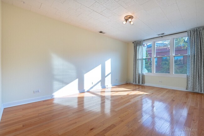 Building Photo - 2404 N Surrey Ct