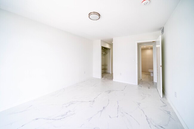Foto del edificio - 2500 NE 135th St