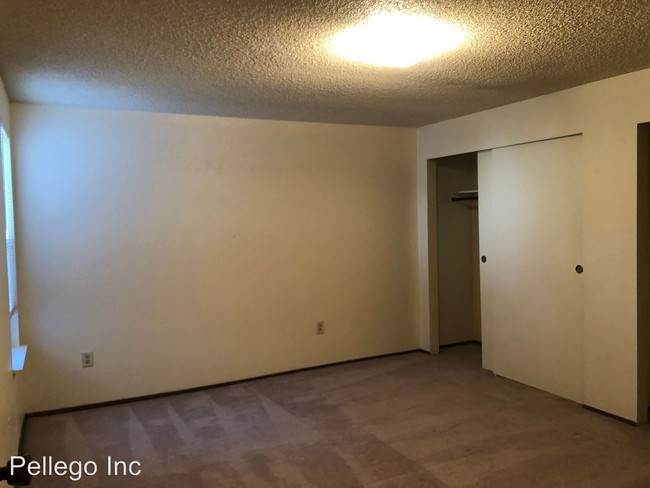 Building Photo - 717 F Pl NE
