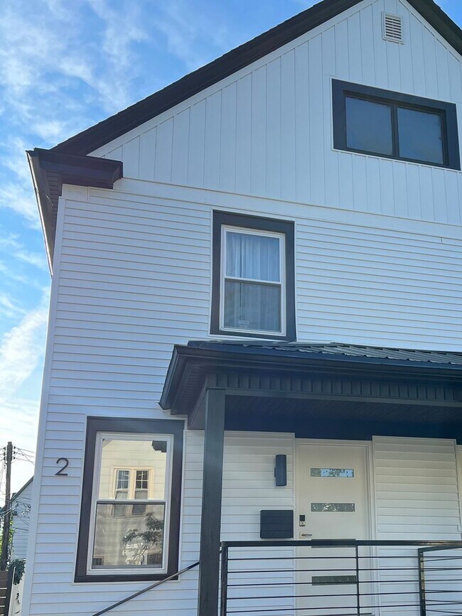 Building Photo - Gorgeous three bedroom in the heart of Park Ave