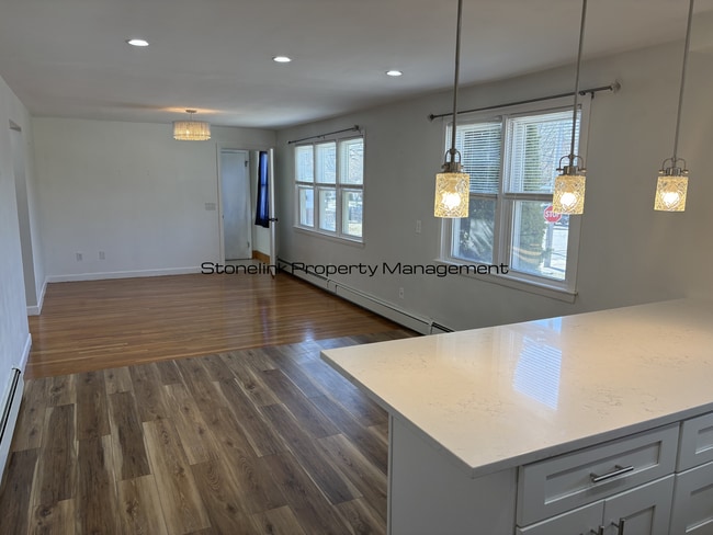 Building Photo - 321 Budlong Rd