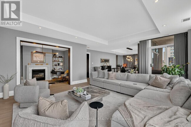 Photo du bâtiment - 155 St Clair Ave W