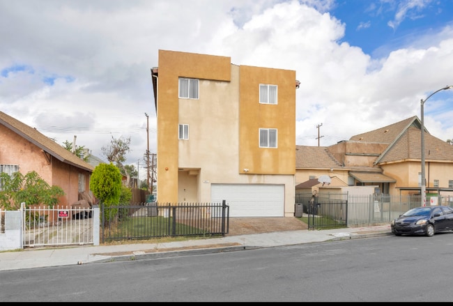 Photo - 338 E 36th St House