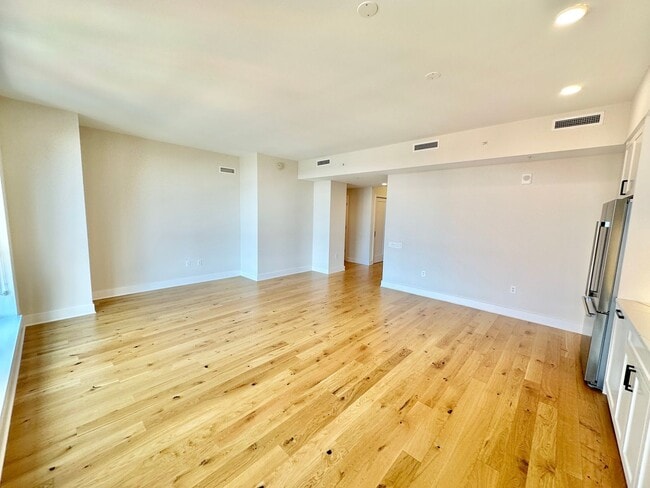 Foto del edificio - MOVE -IN SPECIAL-FREE RENT! Luxury 2 Bedro...