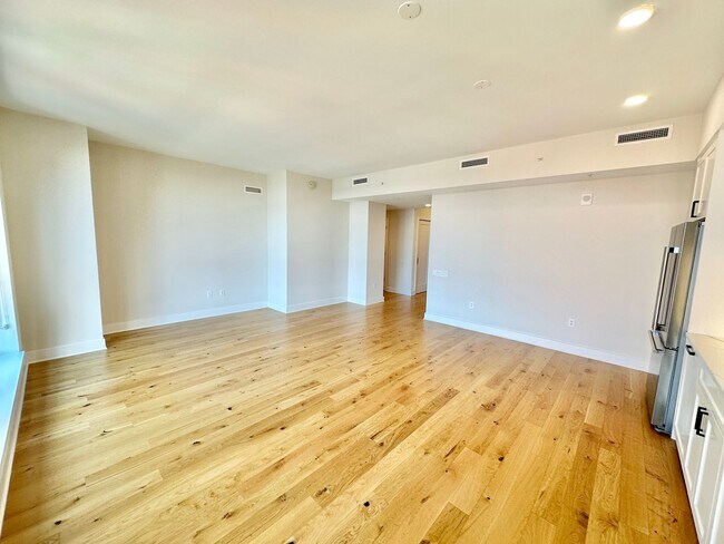 Foto del edificio - MOVE -IN SPECIAL-FREE RENT! Luxury 2 Bedroom, 2.5 bath Avidian Condo in Navy Yard with Parking.