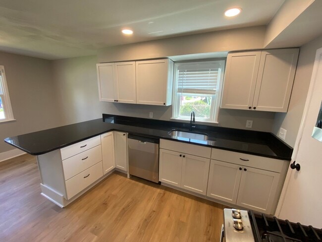 Building Photo - Fully Remodeled 3Bedroom House!