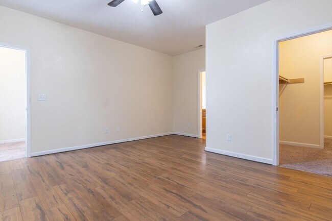 Foto del edificio - MOVE IN READY 3 Bedroom!