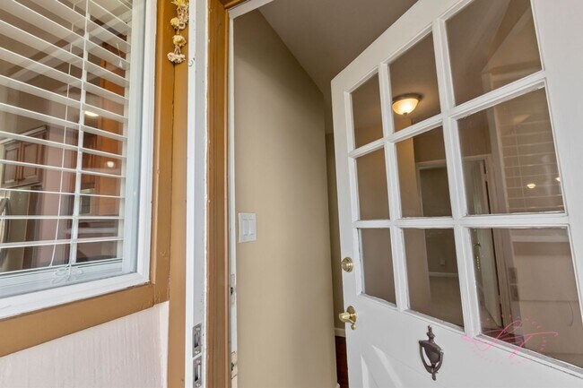 Foto del edificio - Welcome Home: 893 Blazingwood Avenue, Cupe...