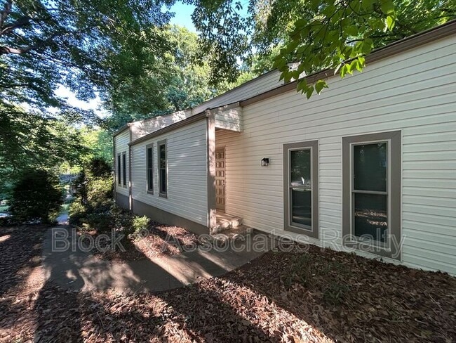 Foto del edificio - 906 Forestglen Dr