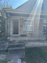Building Photo - 242 E Siebenthaler Ave