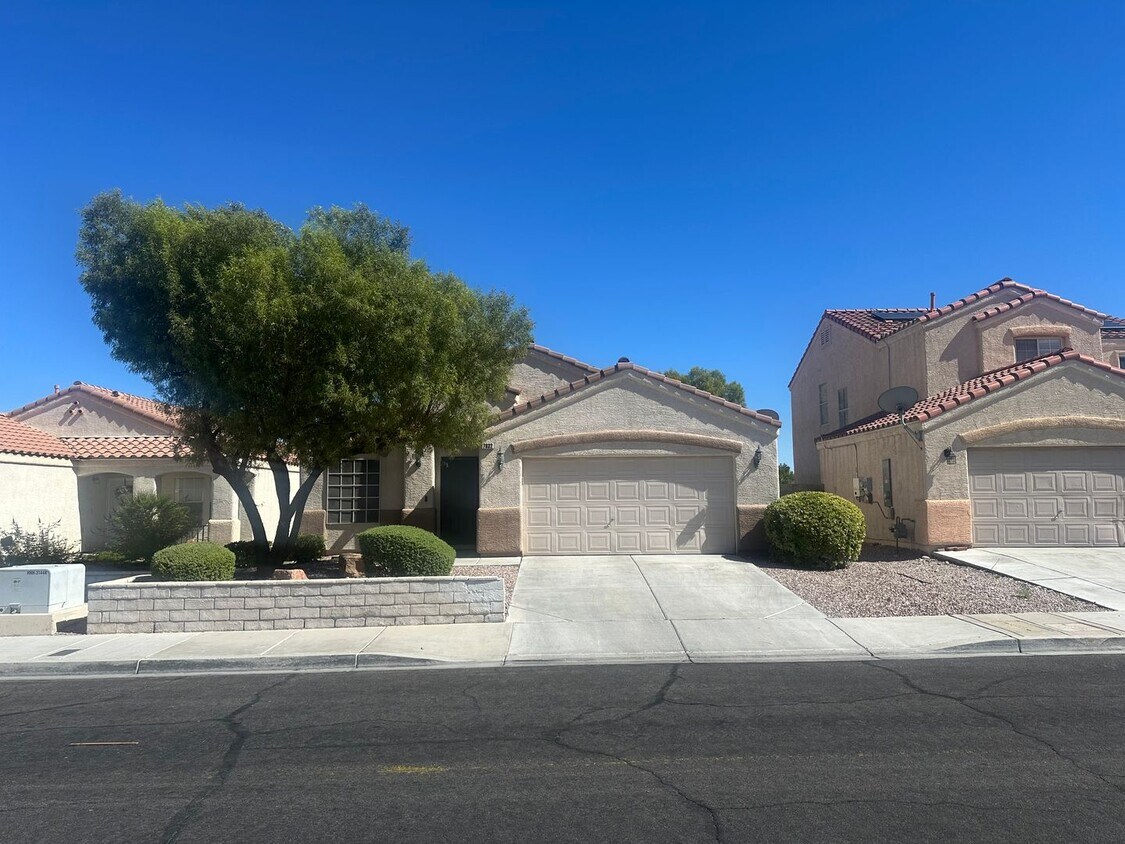 Foto principal - NW!! Single Story Home!! No Carpet!! Pot S...