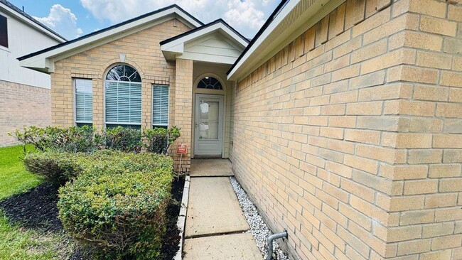 Building Photo - BEAUTIFUL 3 BEDROOM 2 BATH WITH WOOD TILE ...