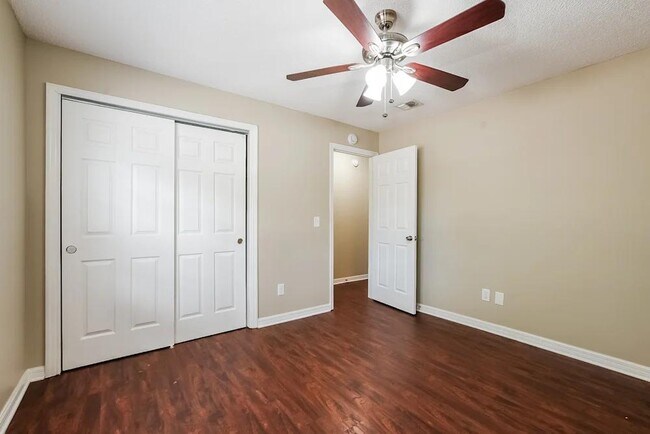 Foto del edificio - 102 Laguna Ct