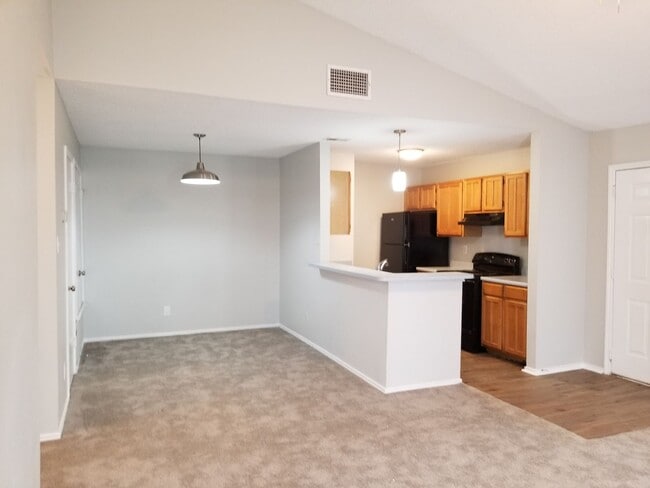 Building Photo - 9209-9209 Shadow Crest Dr