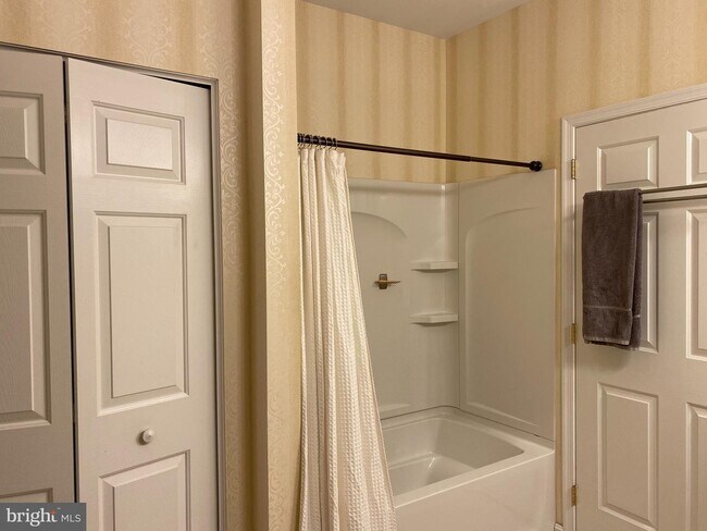 Building Photo - 215 Stonehedge Dr