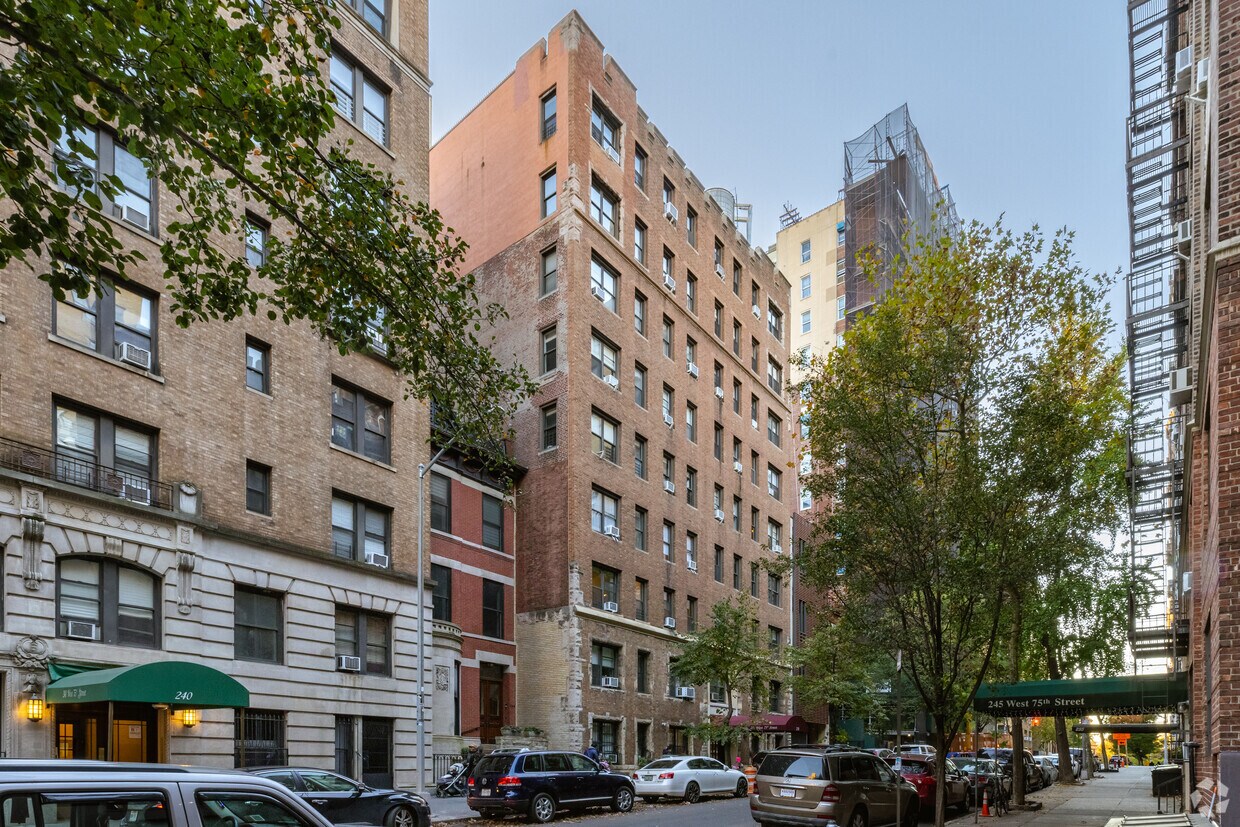 Foto principal - 250 W 75th St