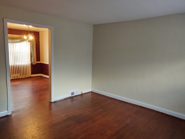Building Photo - Charming 3 Bedroom/1.5 Bathroom Townhome in Cameron Village, MD!