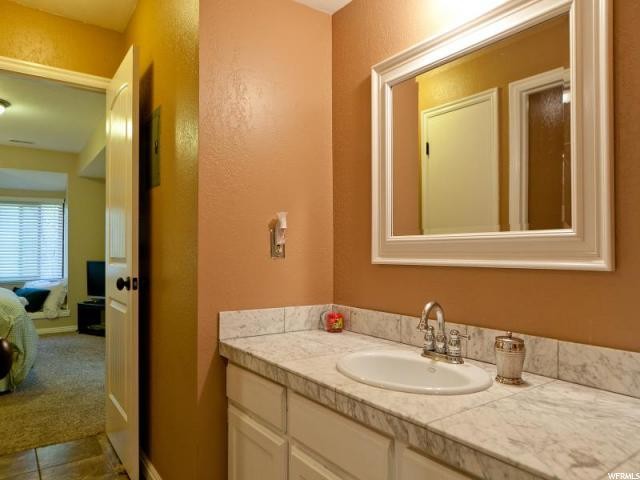 Building Photo - Holladay Condo