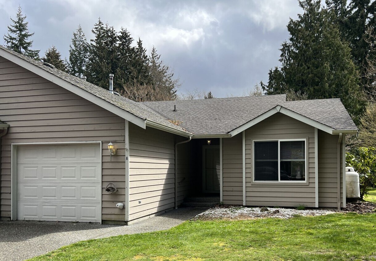 Foto principal - Single Story 2 Bdrm Duplex - Near Lake Goo...