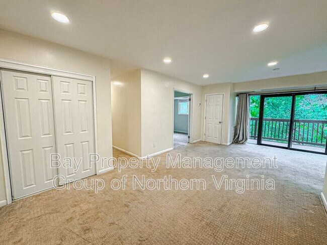 Foto del edificio - 49 Skyhill Rd