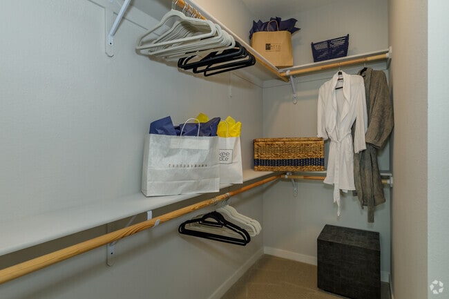 2BR, 2BA 1,090SF - Inova