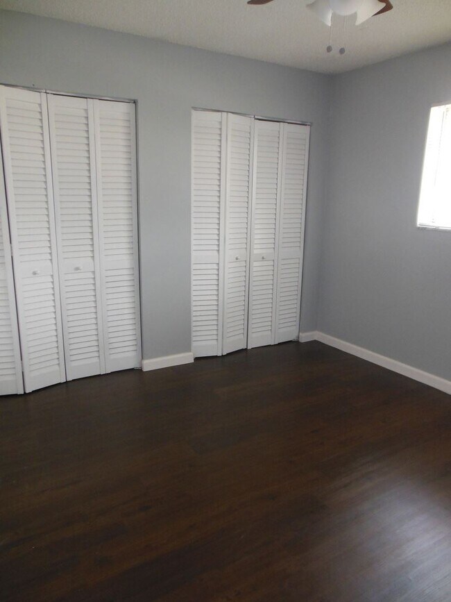 Building Photo - 2 br, 1 bath House - 110 E. TIFFANY DR #1
