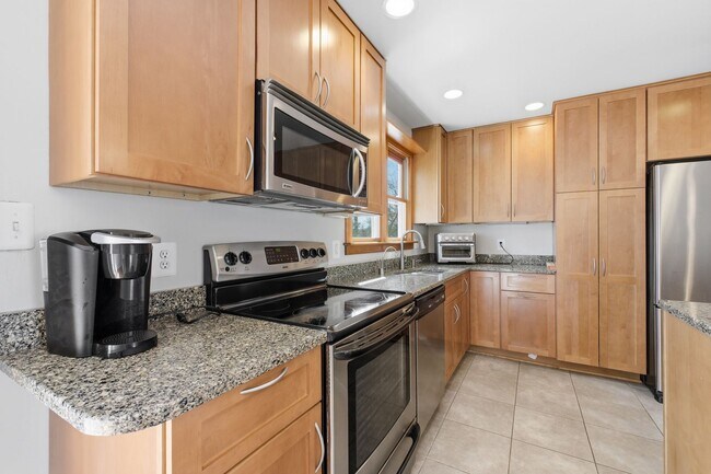 Foto del edificio - 5BR / 3BA Home with Flexible Living Space & Tree-Lined Views