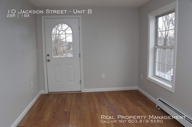 Building Photo - 2 Bedroom Duplex- Great Location!