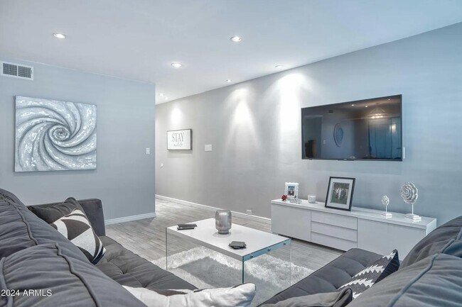 Foto del edificio - 1-bedroom unit offers soaring ceilings, a bright open layout