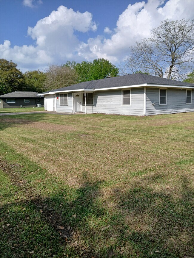 Building Photo - 2731 Gaylynn Dr