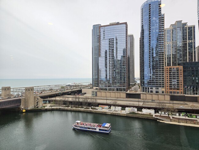 Foto del edificio - 445 E North Water St