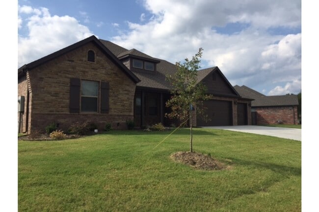 Building Photo - 1030 Quail Hollow Dr