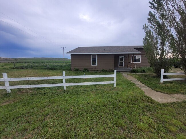Building Photo - Country Living