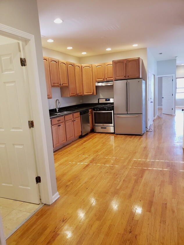 Primary Photo - 1307 N Clybourn Ave