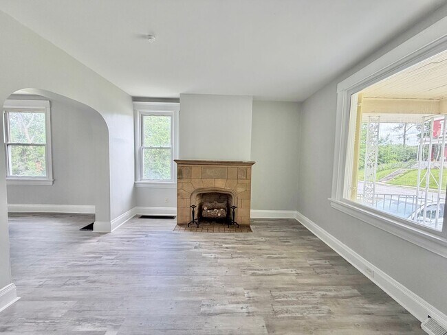 Building Photo - Large 3 bed 1.5 bath! Available NOW!