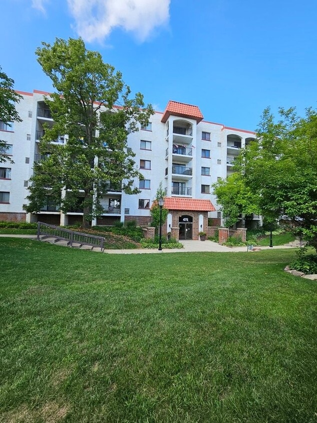 475 Plum Creek Dr Unit 405, Wheeling, IL 60090 Condo for Rent in