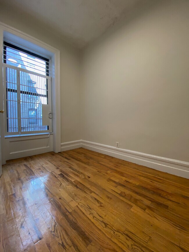 COMMON AREA - 981 Amsterdam Ave