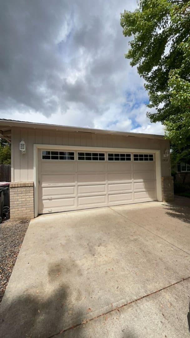 Building Photo - 3 Bedroom 2 Bath Home with a 2 Car Attache...